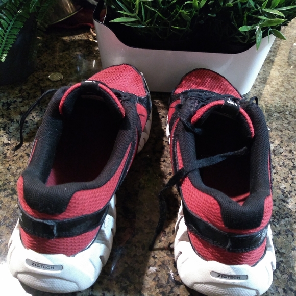 Reebok zig tech shark Red size 6.5 Boys youths - Picture 4 of 6